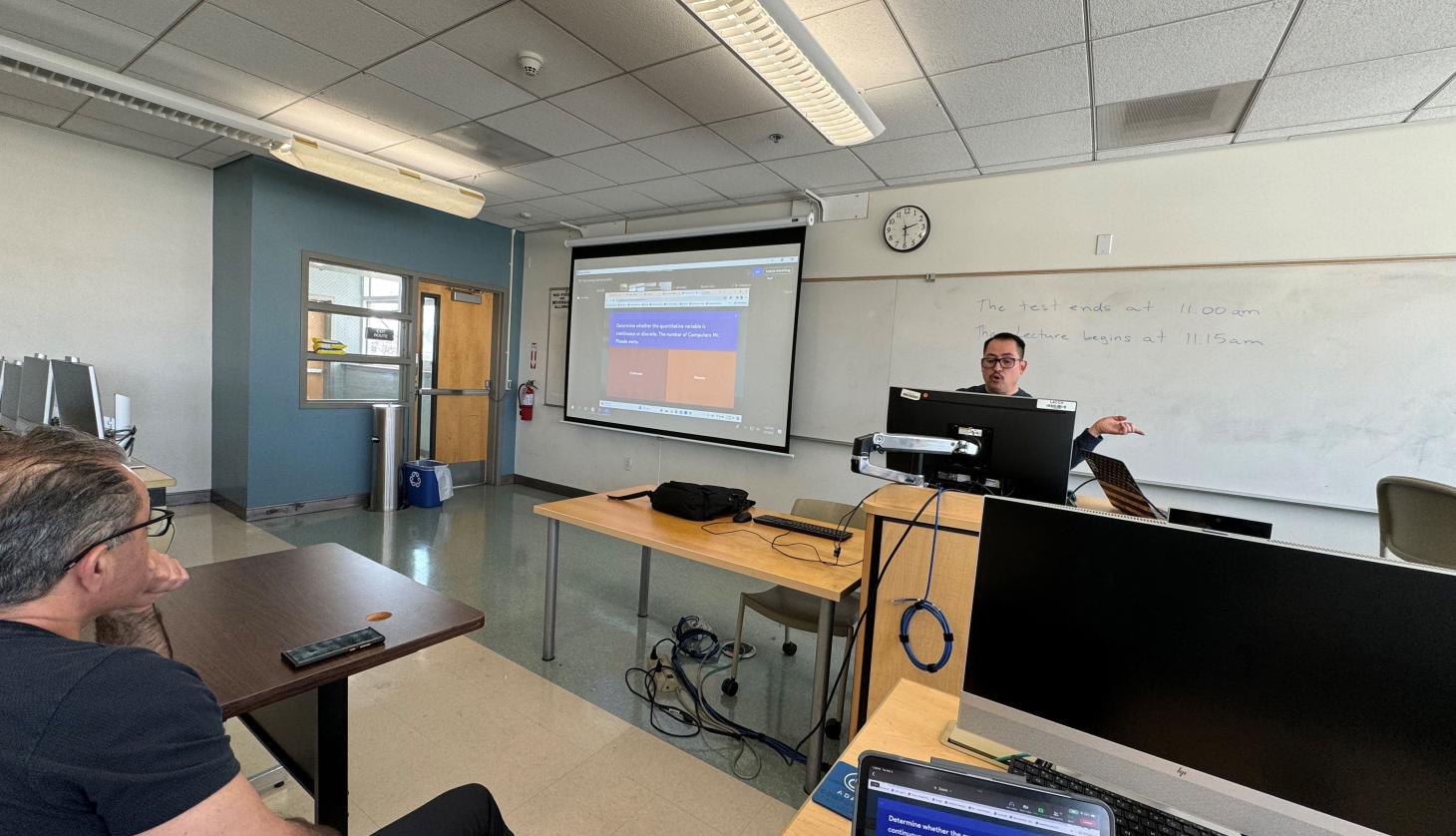 Image of Professor Pineda with a presentation of Kahoot.